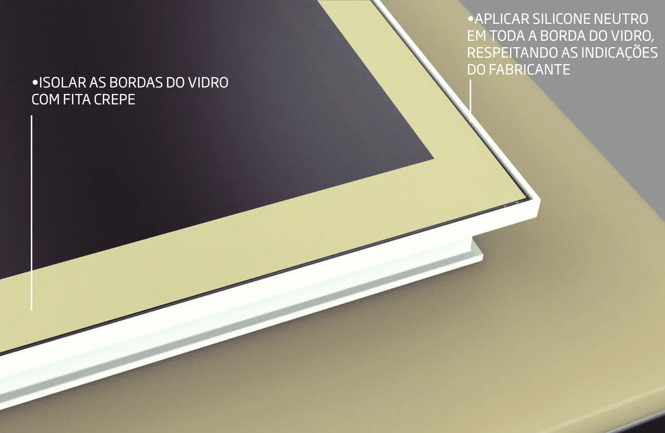 Bordas do vidro isoladas com fita crepe para aplicação do silicone neutro